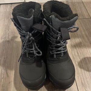 The North Face Chilkat V 400 Waterproof Winter Boots Like-new quality